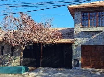 Casa · 251m² · 6 Ambientes · Venta de Casa de 4 Dorm. con Pileta Climatizada - Apto Crédito