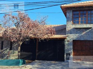 Casa · 251m² · 6 Ambientes · Venta de Casa de 4 Dorm. con Pileta Climatizada - Apto Crédito
