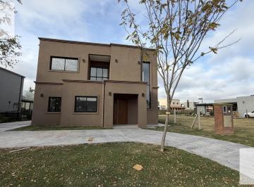 Casa · 170m² · 4 Ambientes · 4 Cocheras · Casa en Santo Tomás