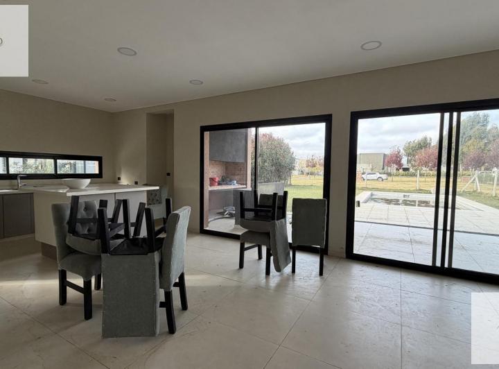 Casa · 170m² · 4 Ambientes · 4 Cocheras