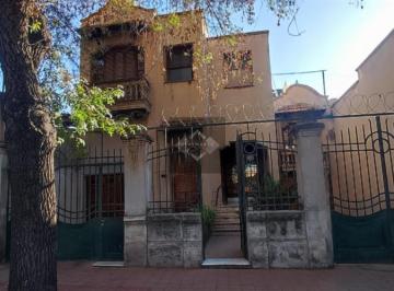Casa · 350m² · 6 Dormitorios · 5 Cocheras · Antiguo Chalet en Ciudad de Mendoza