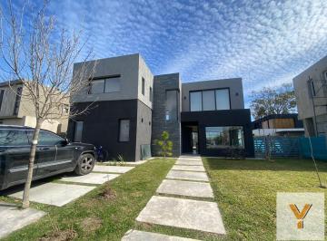 Casa · 260m² · 5 Ambientes · 2 Cocheras · Casa en Venta - 4 Dorm. 6 Baños - Cochera - 500 m² - Pilar