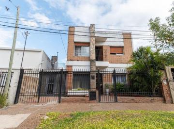 Casa · 210m² · 7 Ambientes · 1 Cochera · Dos Casas en Una - a m de Av Lopez y Planes