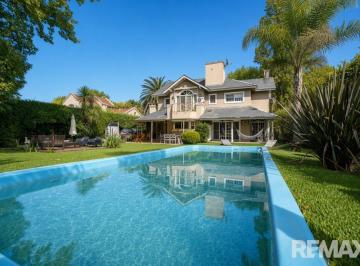Casa · 209m² · 5 Ambientes · 1 Cochera · Venta Casa 5 Ambientes Pileta Jardin y Parrilla