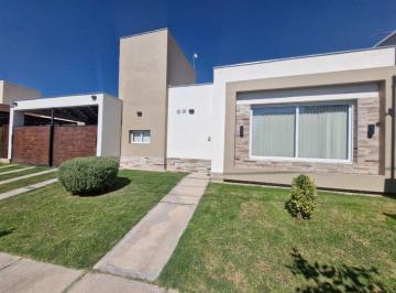Casa · 125m² · 5 Ambientes · 2 Cocheras · Casa en Alquiler B° Pinar del Sol V