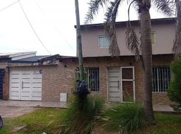 Casa · 196m² · 5 Ambientes · 1 Cochera · Casa en Venta Fihserton con Jardin 5 Dorm.