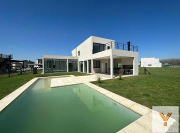 Casa · 160m² · 5 Ambientes · 2 Cocheras · Casa en Venta - 3 Dorm. 2 Baños - Canning