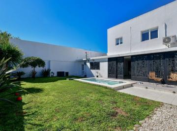 Casa · 160m² · 4 Ambientes · 2 Cocheras · Venta Casa 2 Dorm. con Verde Pileta La Plata
