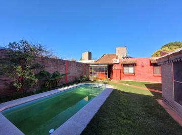 Casa · 135m² · 7 Ambientes · 1 Cochera · Venta Casa con Quincho y Pileta Los Boulevares