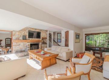 Casa · 220m² · 6 Ambientes · 8 Cocheras · Alquiler Casa Av de Las Americas Parque Miramar