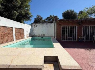 Casa · 207m² · 4 Ambientes · 2 Cocheras · Venta Casa Multifamiliar 4 Amb. C/pileta y Quincho