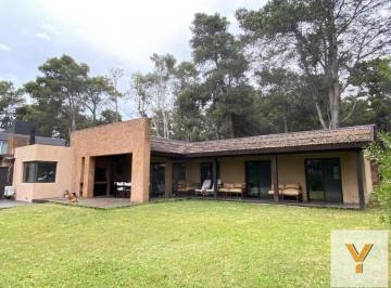 Casa · 150m² · 5 Ambientes · 1 Cochera · Casa en Venta - 4 Dorm. 3 Baños - Mar Azul