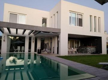 Casa · 374m² · 7 Ambientes · 2 Cocheras · A La Venta Casa en Los Castores