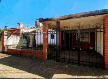 Casa · 103m² · 3 Ambientes · 1 Cochera · Se Vende Propiedad Excelente Zona Para Inversión