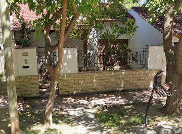 Casa · 202m² · 8 Ambientes · 1 Cochera · Casa 3 Dorm., Las Tortugas, Godoy Cruz