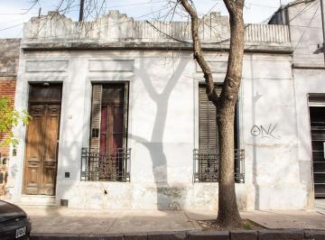 Casa · 254m² · 8 Ambientes · Lote en Venta Parque Patricios con Construcción.