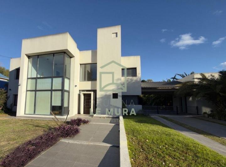 Casa · 360m² · 6 Ambientes · 2 Cocheras