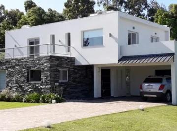Casa · 241m² · 5 Ambientes · 2 Cocheras · Casa en Venta - 4 Dorm. 4 Baños - Coronel Brandsen