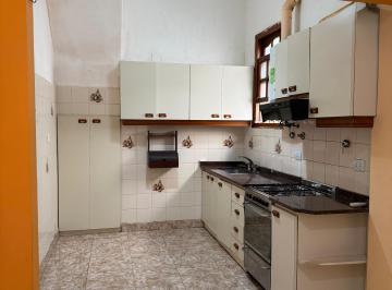 Cocina planta baja · Casa de 165 m² en Dos Plantas, con Terraza, Parrilla y Espacios de Sobra.