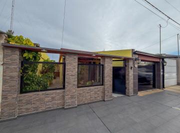 Casa · 4 Ambientes · 1 Cochera · Casa en Barrio Villa Rosas - Apta Crédito