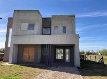 Casa · 140m² · 4 Ambientes · 1 Cochera · Casa en Venta - 3 Dorm. 3 Baños - La Plata
