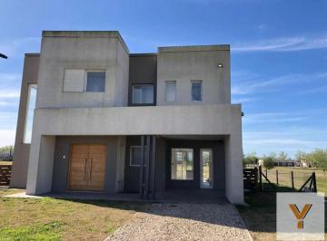 Casa · 140m² · 4 Ambientes · 1 Cochera · Casa en Venta - 3 Dorm. 3 Baños - La Plata
