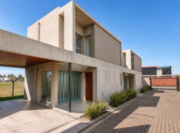 Departamento · 80m² · 4 Ambientes · 1 Cochera · Duplex 2 Dorm en Complejo Cerrado C Amenities - Don Carlos - 139 y 505 - La Plata
