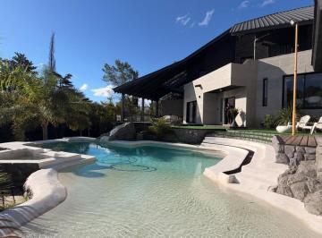 Casa · 300m² · 6 Ambientes · 2 Cocheras · Casa en Venta en Villa Carlos Paz de Categoría Montaña Lago