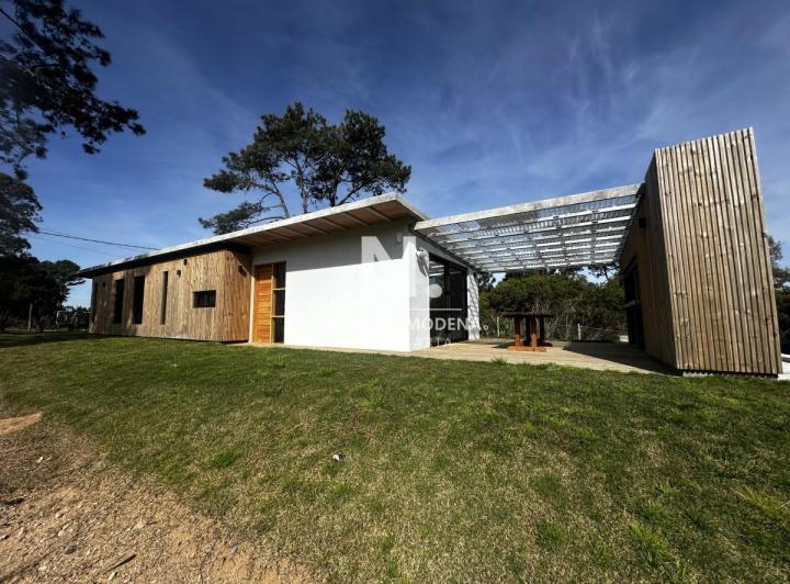 Casa · 600m² · 4 Ambientes · 1 Cochera