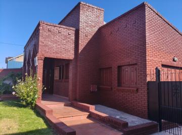 Casa · 200m² · 3 Ambientes · 2 Cocheras · Venta Casa 3 Ambientes con Gran Jardín y Cochera P/ 2 Autos