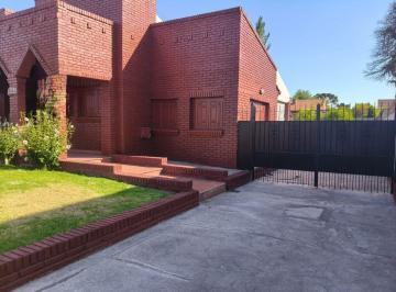 Casa · 200m² · 3 Ambientes · 2 Cocheras · Venta Casa 3 Ambientes con Gran Jardín y Cochera P/ 2 Autos