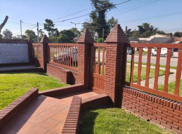 Casa · 200m² · 3 Ambientes · 2 Cocheras · Venta Casa 3 Ambientes con Gran Jardín y Cochera P/ 2 Autos