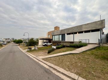Casa · 100m² · 3 Ambientes · 2 Cocheras · Venta Casa Barrio Cañitas, 2 Dorm., 2 Baños. Escritura y Gas Natural