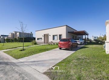 Casa de 5 ambientes, Presidente Perón · Casa de Categoría en Venta Sobre El Lago en "Lagos de San Eliseo" | 4 Dorm. | Pileta
