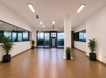 Local comercial · 348m² · 3 Ambientes · Amplio Local con Entrepiso y Dos Deptos.
