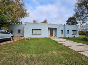 Casa · 300m² · 5 Ambientes · 4 Cocheras · Casa de 300 m² en Venta, Barrio Casuarinas, Pilar del Este