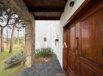 Casa · 230m² · 5 Ambientes · 1 Cochera · Casa en Venta Costa Esmeralda