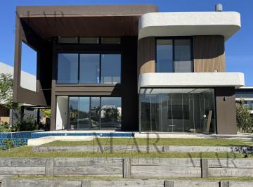 Casa · 550m² · 8 Ambientes · 2 Cocheras · Casa en Venta 5 Suites con Salida Al Rio Lujan, Yacht Nordelta