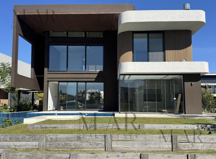Casa · 550m² · 8 Ambientes · 2 Cocheras