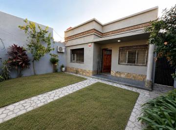 Casa · 90m² · 3 Ambientes · 2 Cocheras · Alquiler Casa de 3 Ambientes con Patio y Cochera