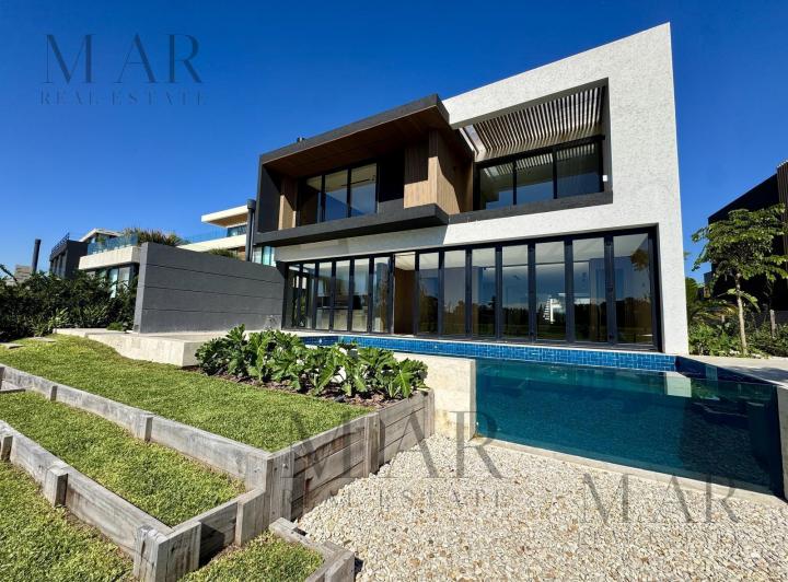 Casa · 550m² · 8 Ambientes · 2 Cocheras