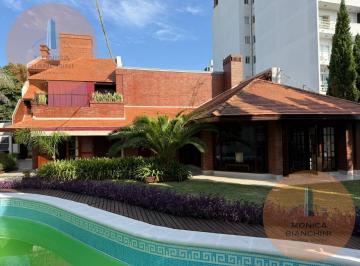 Casa · 750m² · 11 Ambientes · 4 Cocheras · Casa de Diseño en Tres Plantas con Garage y Enorme Jardín