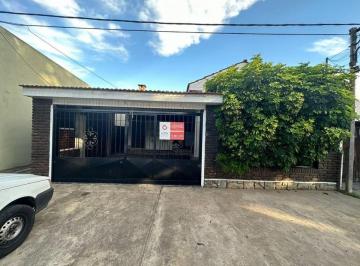 Casa de 6 ambientes, La Plata · Venta de Casas en Calle 35 E 131 y 132 - San Carlos