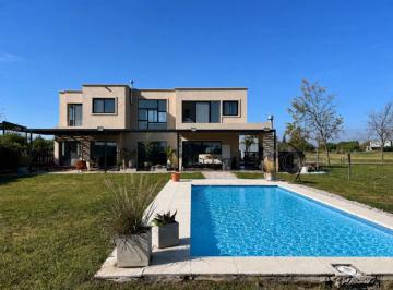 Casa · 160m² · 4 Ambientes · 2 Cocheras · Casa con Pileta San Sebastian con Fondo Verde