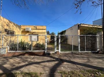 Casa · 55m² · 3 Ambientes · 1 Cochera · Casa/dos Dorm./mosconi/todos Los Servicios/amplio Patio/céntrica/inversión
