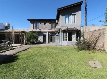 Casa · 218m² · 4 Ambientes · 2 Cocheras · Venta Casa 3 Ambientes con Pileta y Jardin