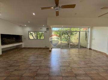 Casa · 401m² · 6 Ambientes · 1 Cochera · Casa en Venta con Salones Comerciales Al Frente.