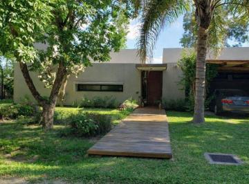 Casa · 220m² · 6 Ambientes · 2 Cocheras · Casa Moderna en Club de Campo El Paso