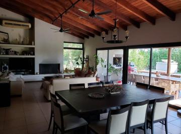 Casa · 220m² · 6 Ambientes · 2 Cocheras · Casa Moderna en Club de Campo El Paso