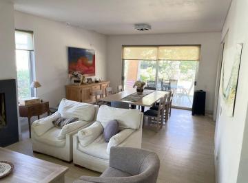 Casa · 350m² · 6 Ambientes · 2 Cocheras · Venta Casa Dalvian Zona Vip, Ciudad Mendoza